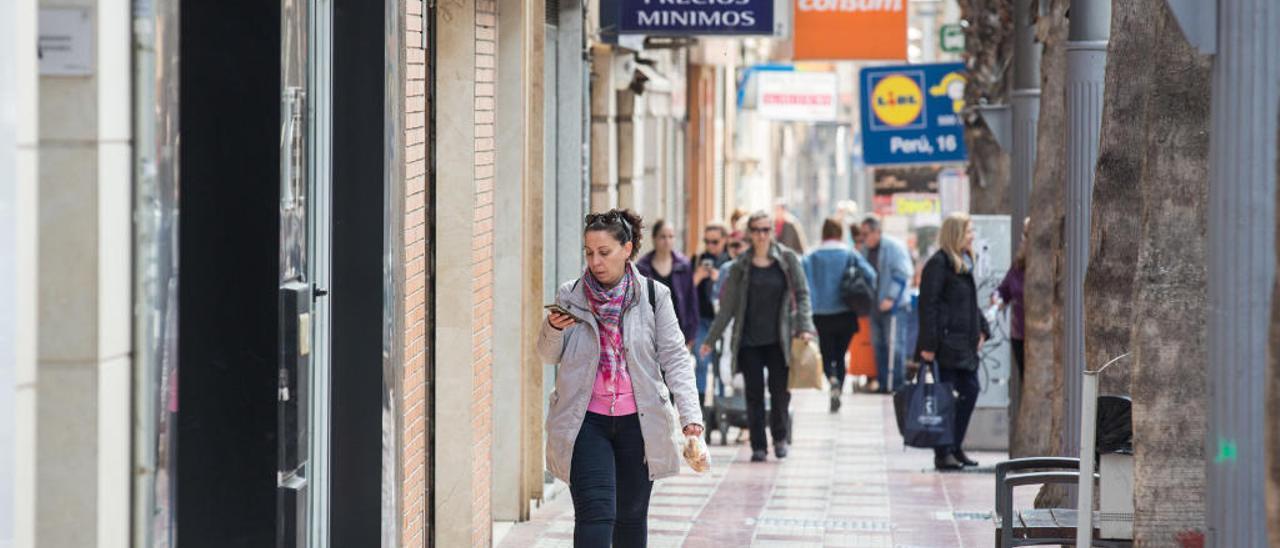 Las calles Alicante y Ancha concentran gran parte del pequeño comercio de San Vicente . ÁLEX DOMÍNGUEZ