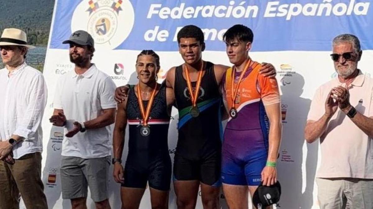 Yamil Figueroa, al centre, amb la medalla d'or i la resta d'integrants del podi.