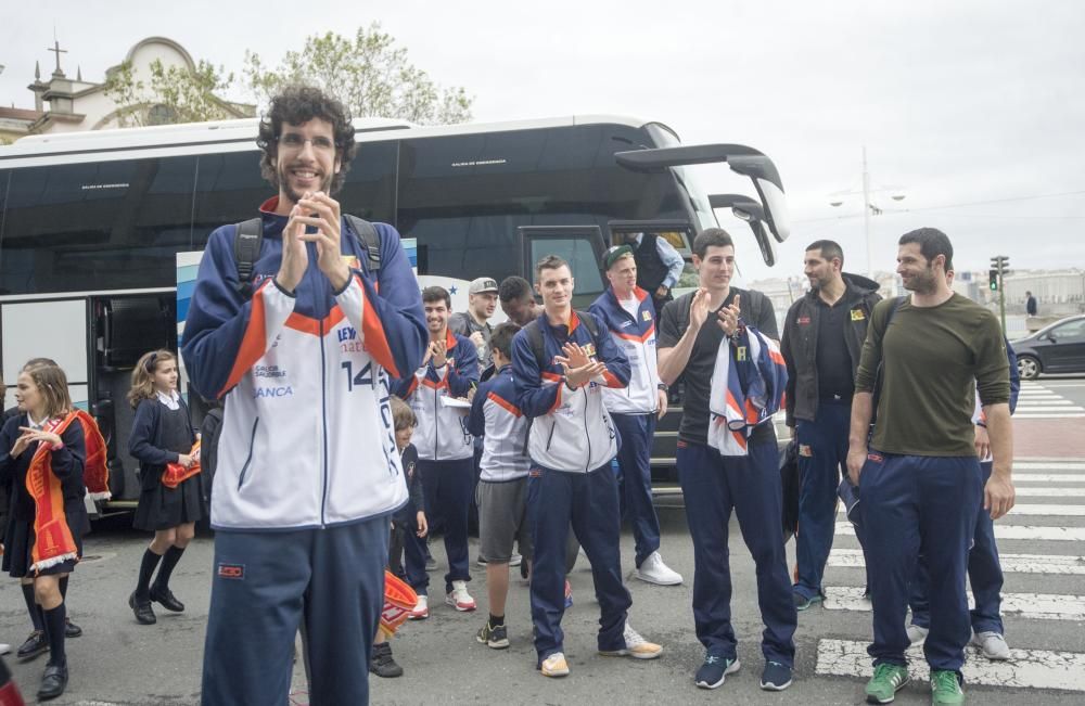 Llegada del Básquet Coruña a Riazor