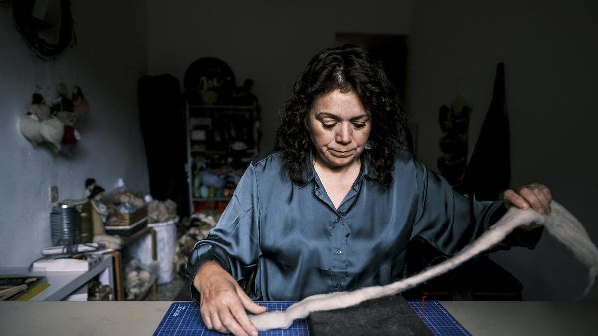 La artesana Mónica Edith Ogalde trabaja la lana en su taller para realizar una figurilla de un conejo.