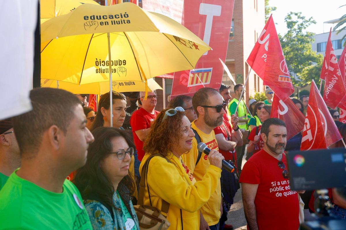 Los sindicatos concentrados ante la Conselleria antes del inicio de la mesa de negociación