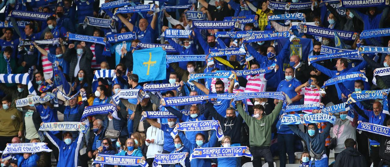 Aficionados del Oviedo en El Toralín