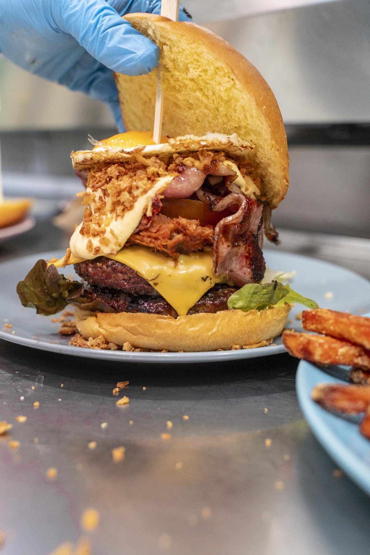 Tepuy Burger fusiona sabores de distintas partes del mundo trayendo hamburgesas especiales y únicas.
