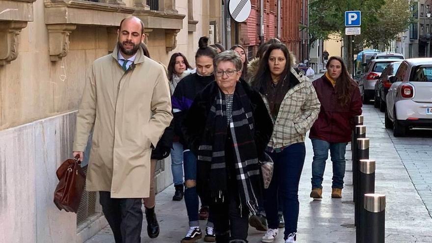 Las jugadoras, la presidenta (Carmen Pintado) y el abogado (Jaime Carbajal) del Grisú llegan a la Audiencia leonesa.