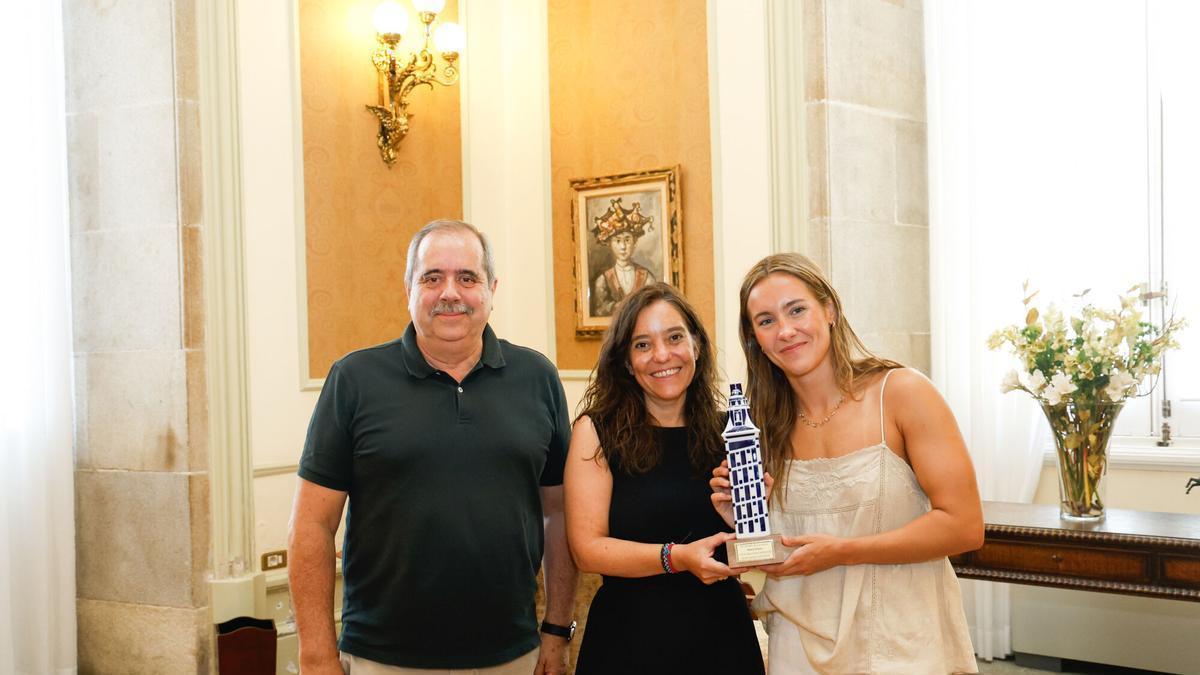 Manuel Vázquez, Inés Rey y Paula Otero, en el Ayuntamiento.