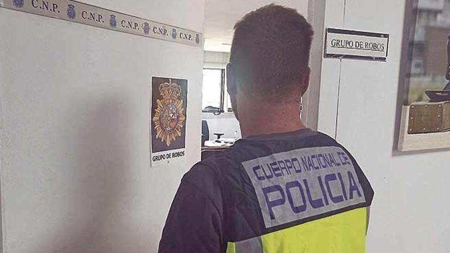 Un investigador del Grupo de Robos de la Policía Nacional entra su despacho.