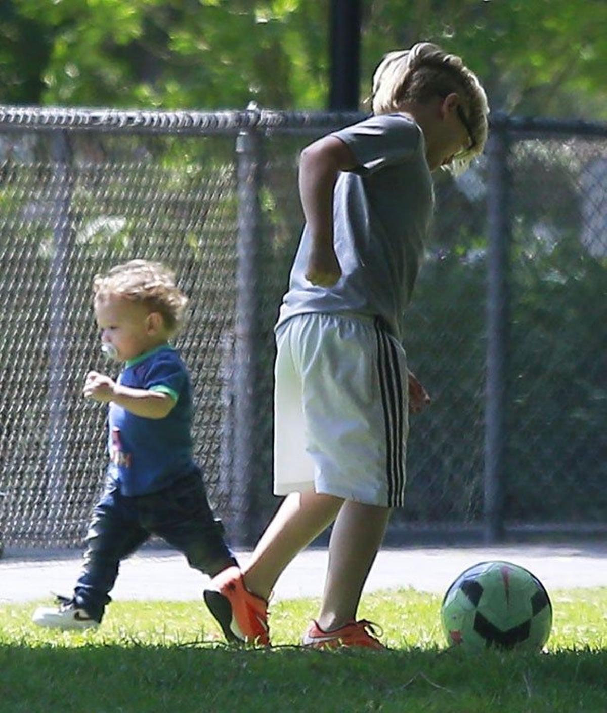 Zuma y Apollo juegan al fútbol en el parque