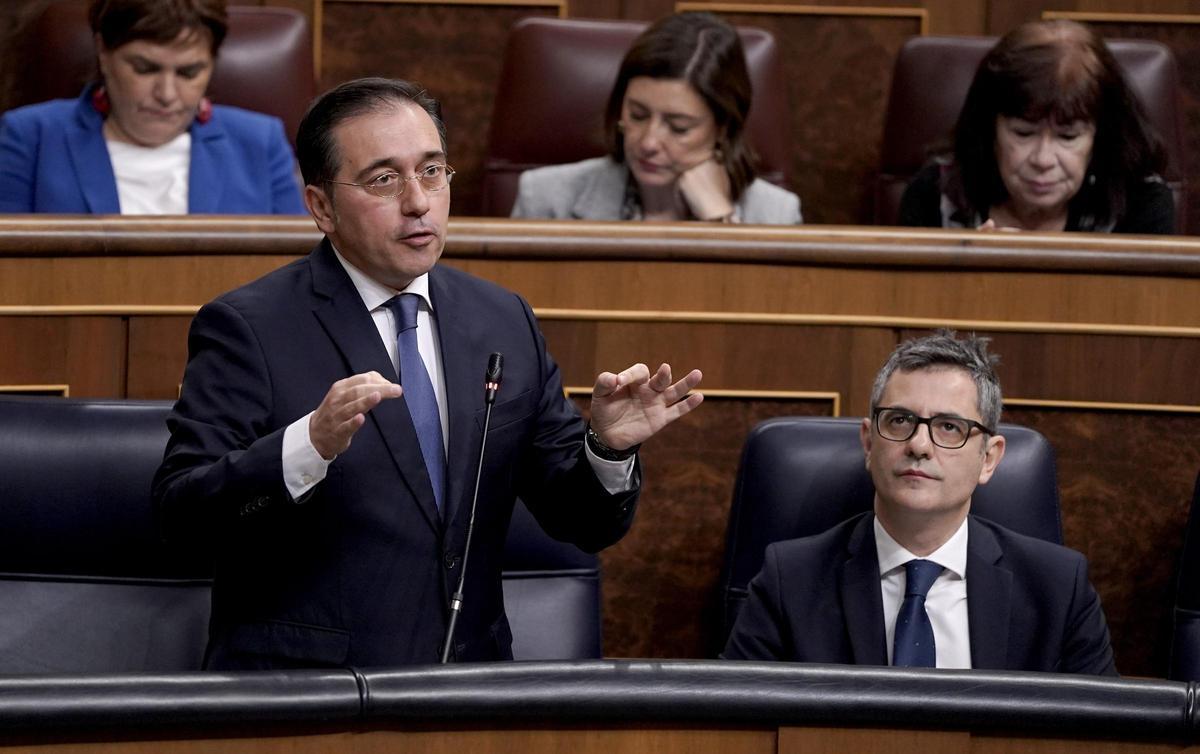 Albares y Bolaños en la sesión de control al Gobierno en el Congreso.