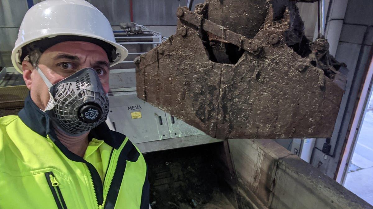 Un trabajador de Agbar usando métodos de protección durante su jornada laboral