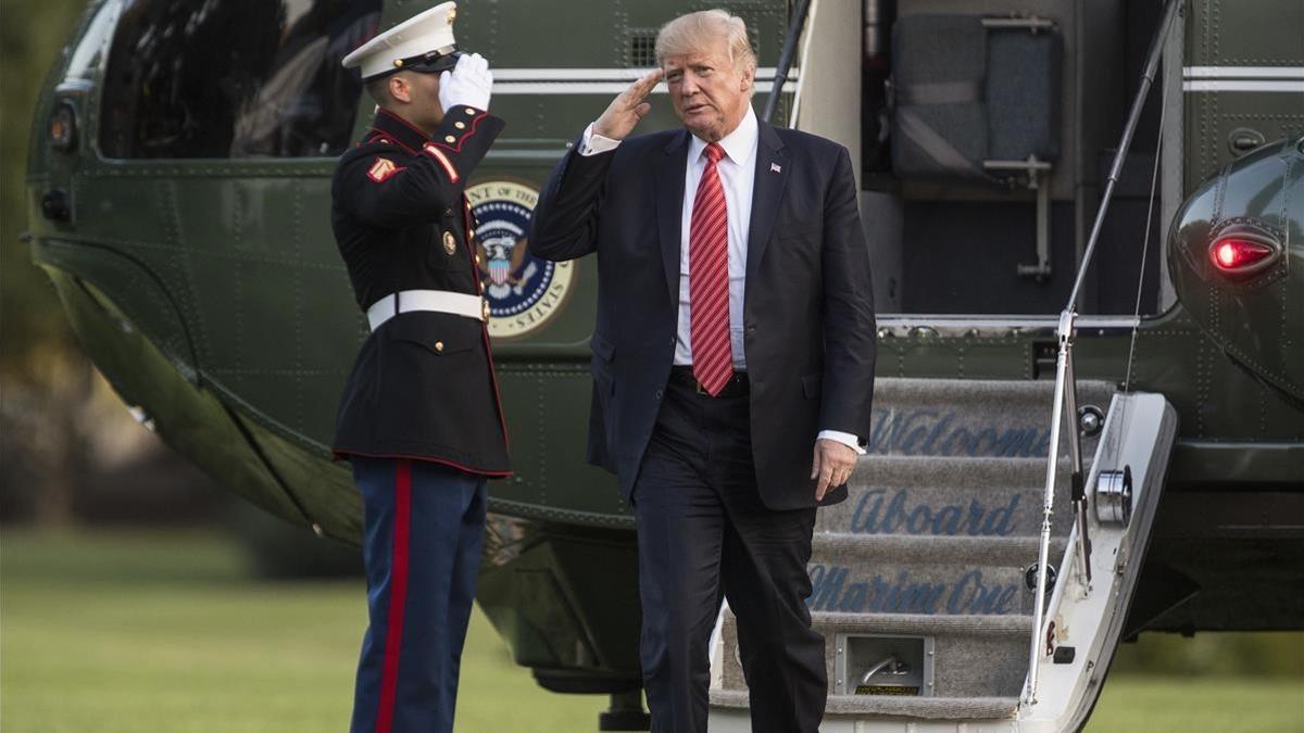 Trump saluda a su llegada en helicóptero desde Reno a la Casa Blanca, en Washington, el 23 de agosto.