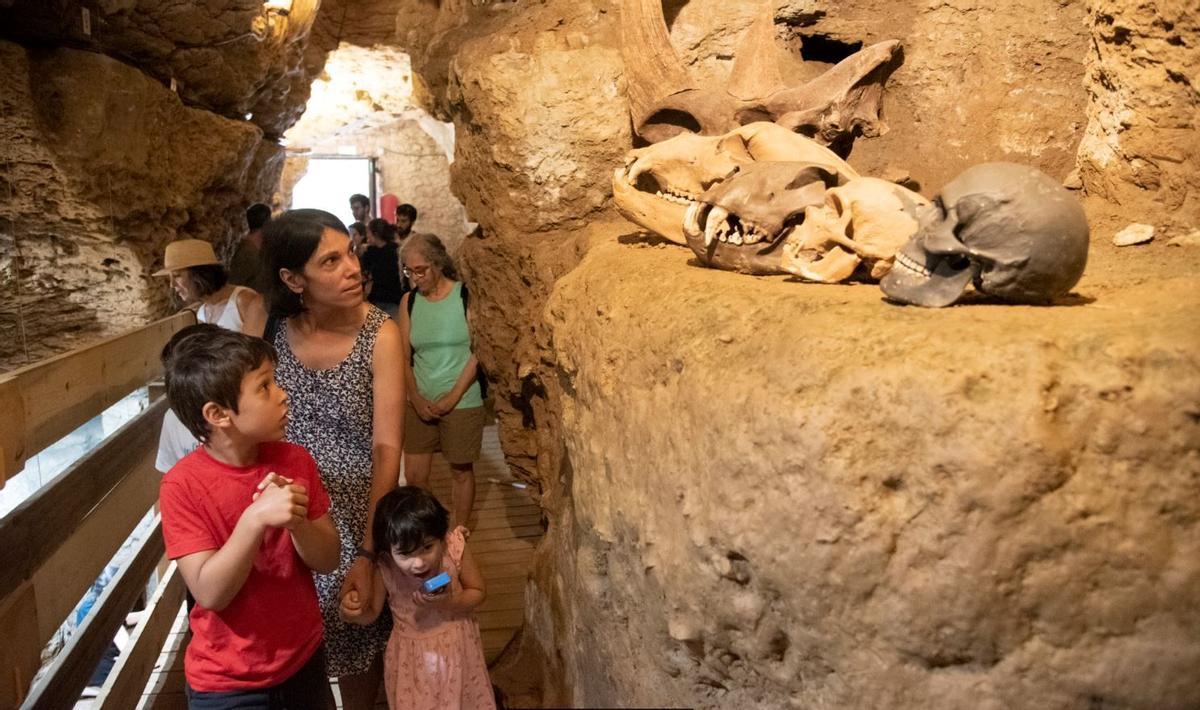 Un grup de visitants a l'interior de les Coves del Toll