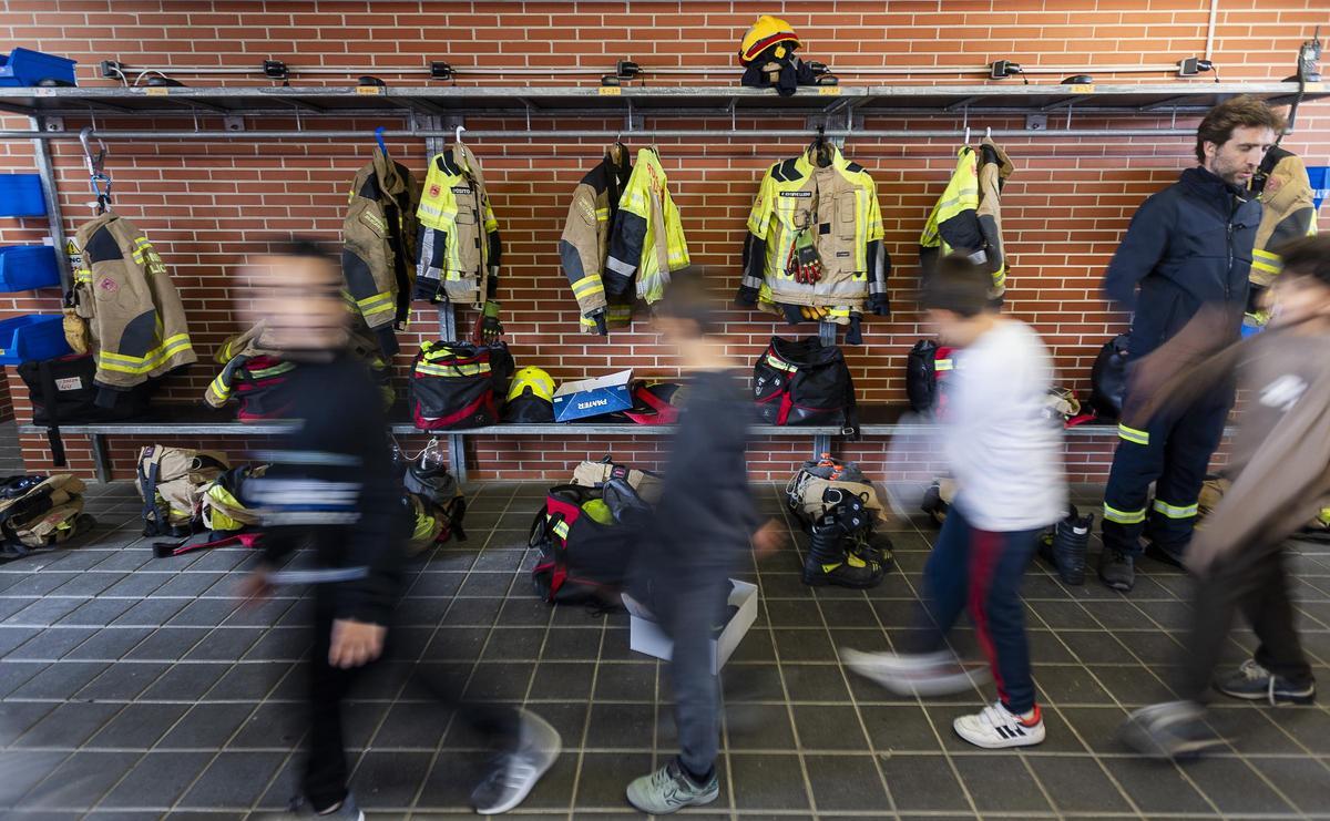 Los más pequeños visitan el parque de bomberos en excursiones escolares durante todo el año.