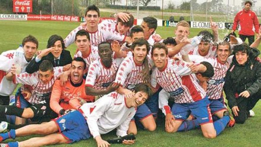 El Sporting, campeón de grupo, celebra la victoria sobre el césped de Mareo.