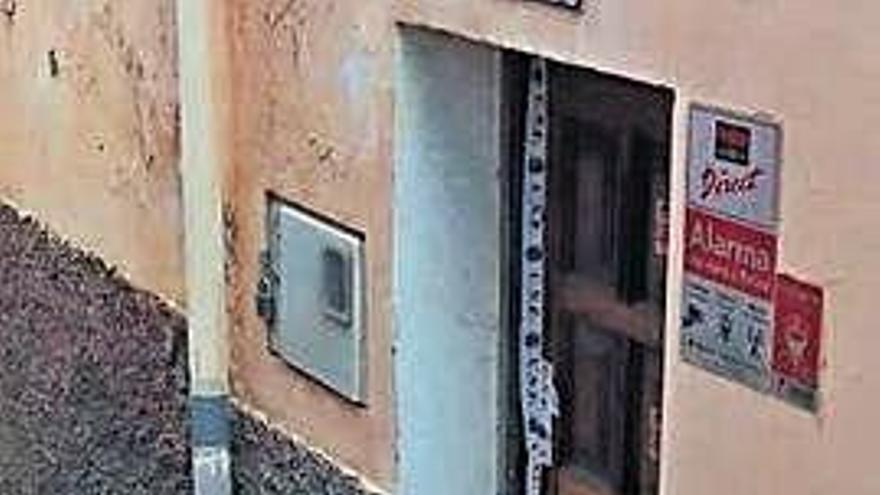 Puerta de la casa de Davide Fervorini en El Fondillo, precintada por la Policía.