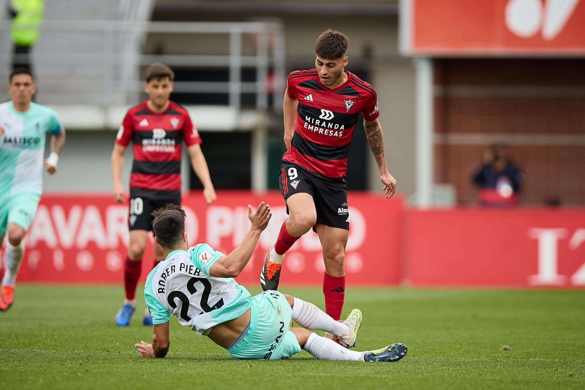 Imágenes del ansiado triunfo del Sporting en su visita al Mirandes