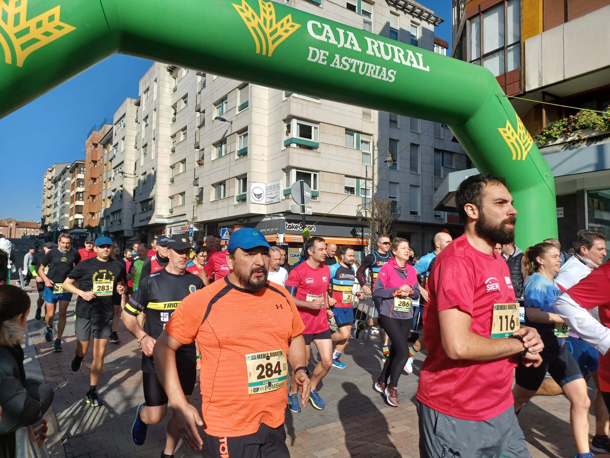 Todas las imágenes de la  XXXIII Media Maratón de Siero: así fue la gran prueba con salida en la Pola