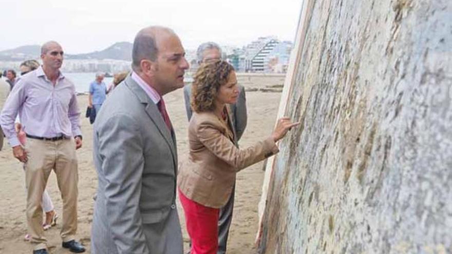 Cardona junto al muro de microalgas.