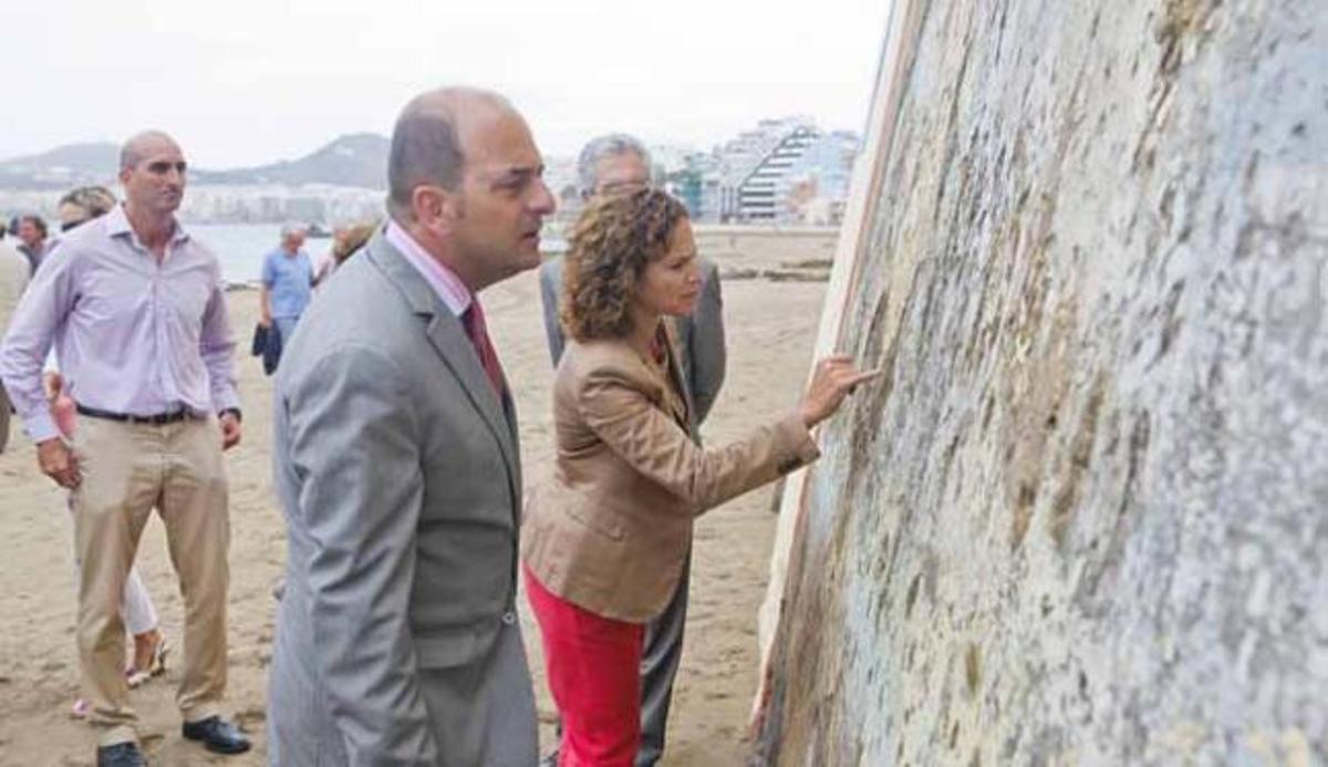 Cardona junto al muro de microalgas.