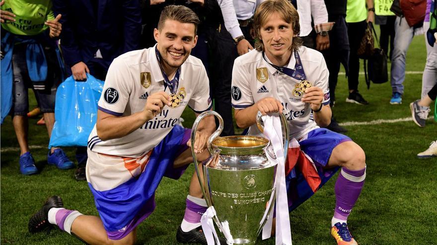 Mateo Kovacic y Luka Modric celebran una Champions con el Real Madrid.