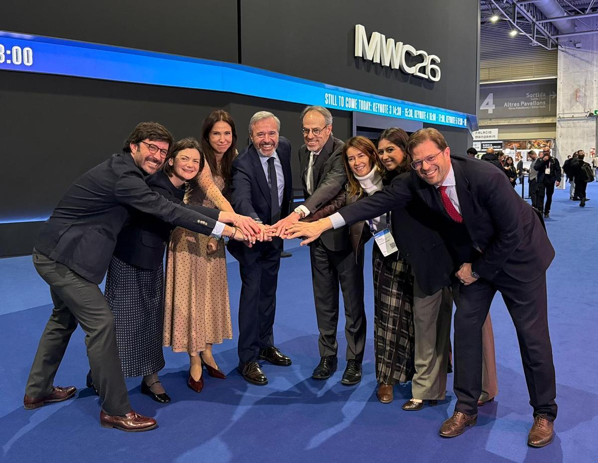 El presidente en funciones de Aragón, Jorge Azcón, junto a directivos de Amazon en el Mobile World Congress de Barcelona, este lunes.