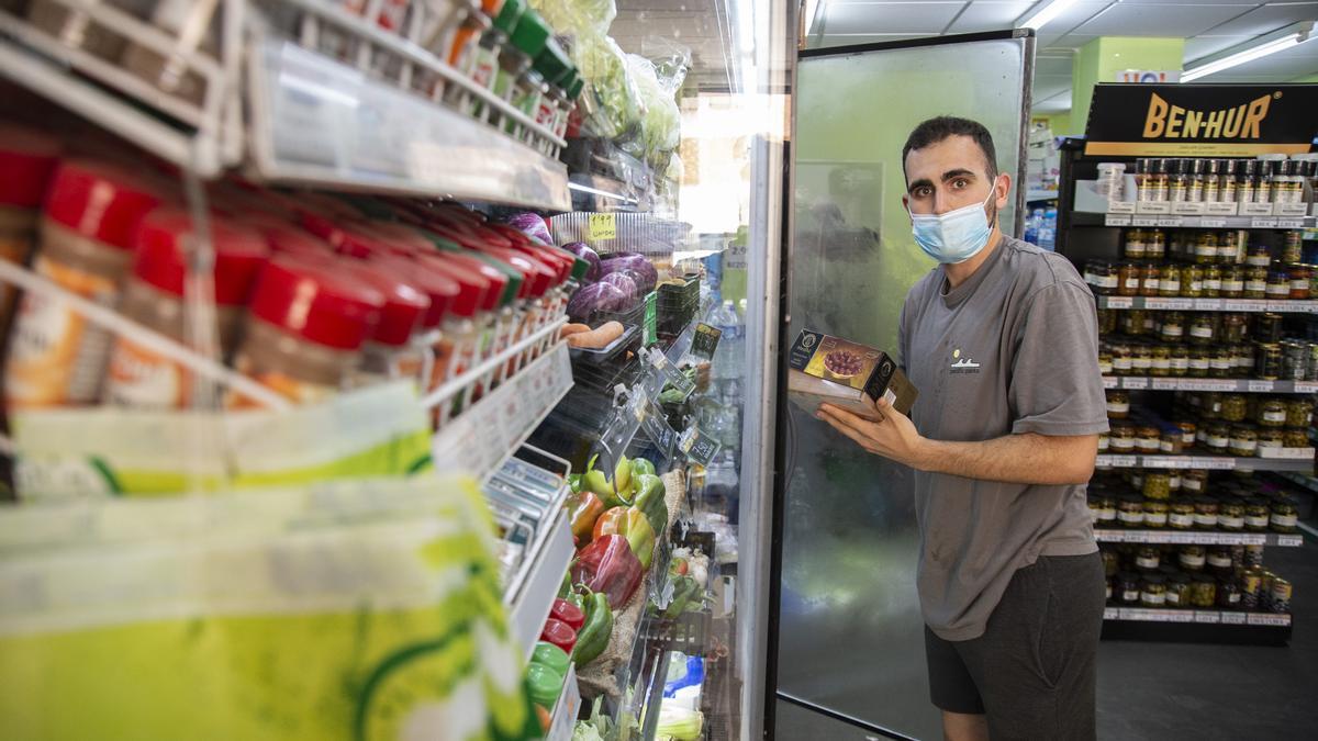 Pepe Galindo, en su frutería en el centro de Cartagena.