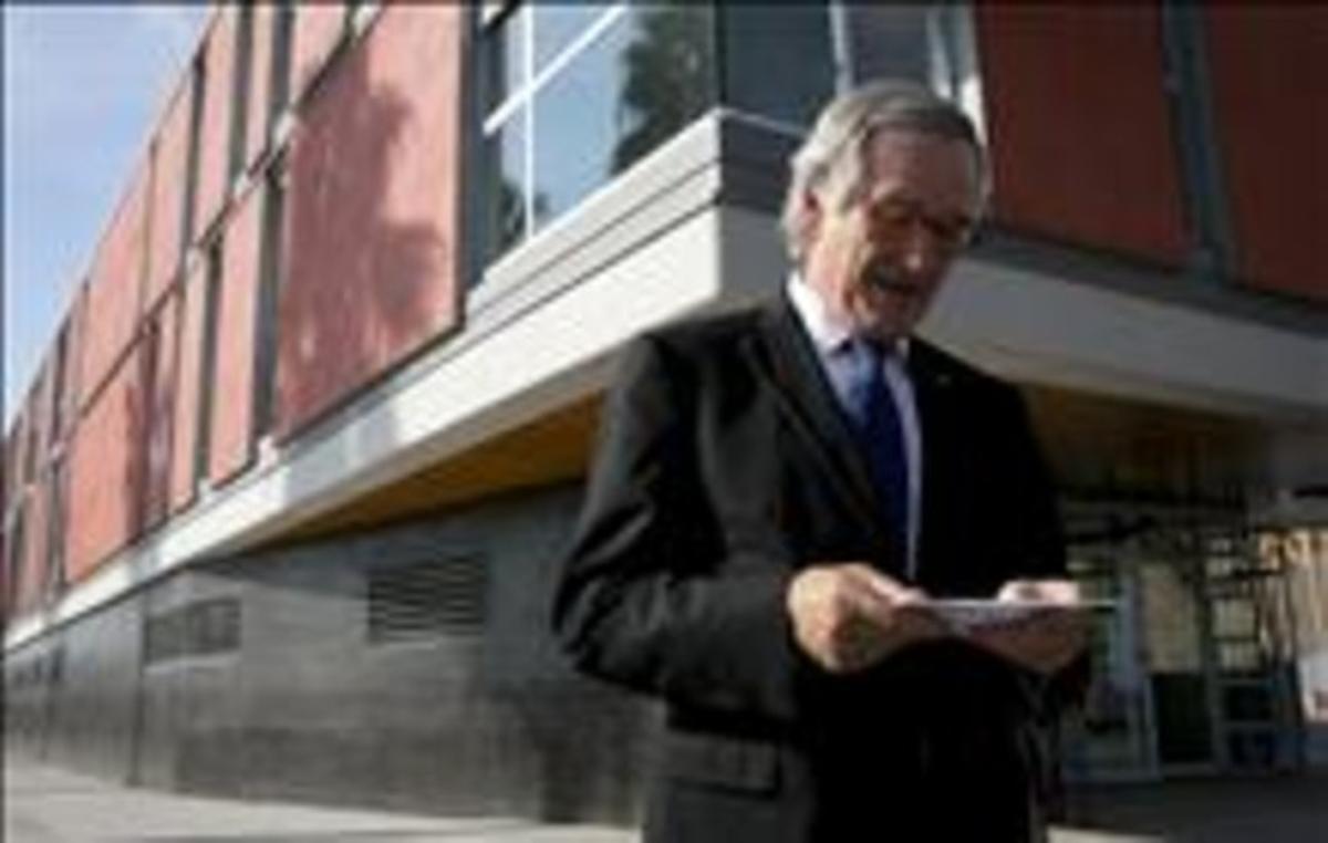 L’alcalde Xavier Trias, davant del nou edifici de l’escola Mediterrània. L’alcalde Xavier Trias, davant del nou edifici de l’escola Mediterrània.