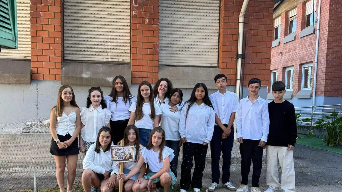 Seis años guardados en una caja: los graduados del colegio de Cancienes se reencuentran con su pasado
