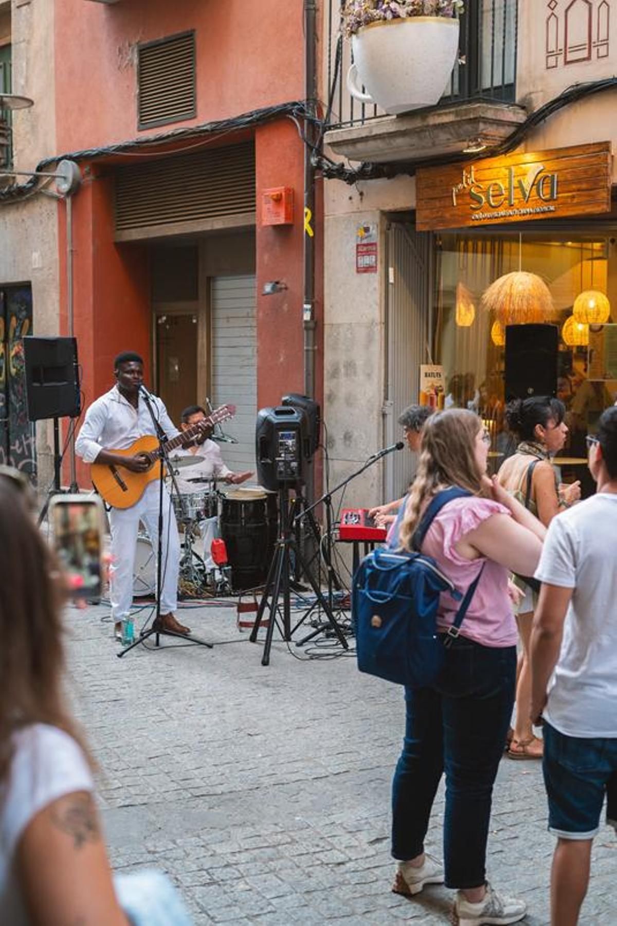 Música en directe del grup Sabor y Son, durant la inauguració de l'establiment.