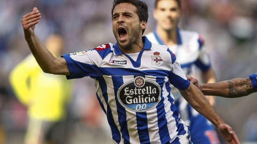 Bruno Gama celebra un gol ante el Espanyol en Riazor.