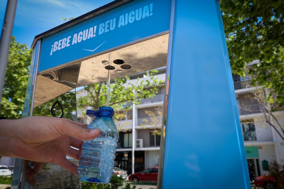 Torrent amplía la red de fuentes de agua potable y refrigerada con dos nuevas instalaciones en espacios estratégicos.