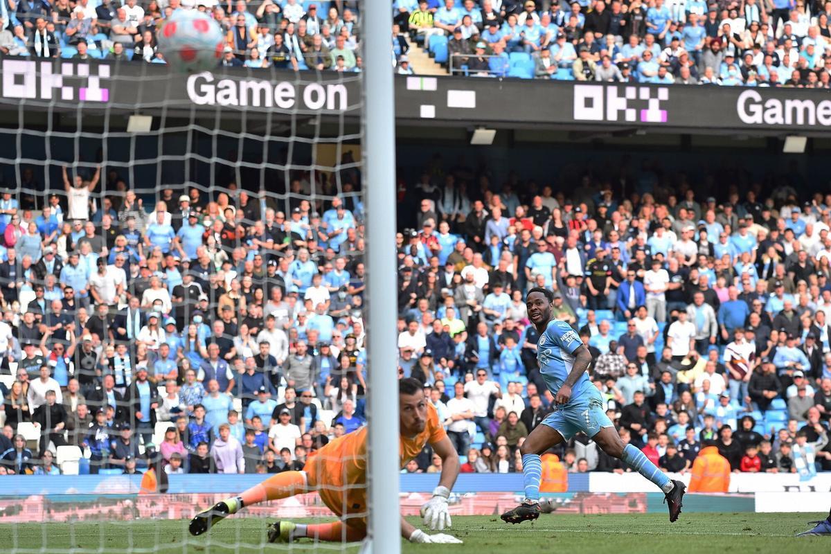 Raheem Sterling bate al meta Martin Dubravka, del Newcastle, en un partido disputado en el Etihad Stadium.