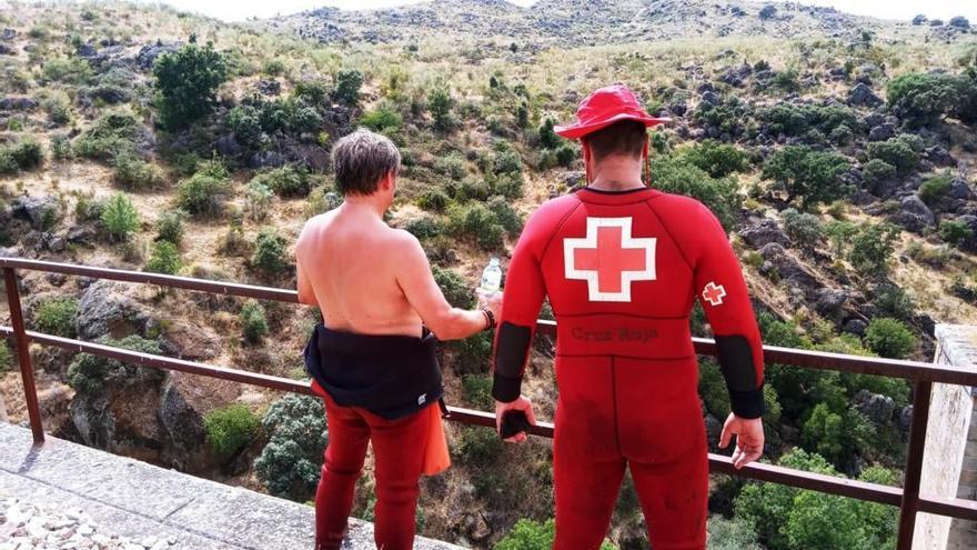 Efectivos de Cruz Roja durante la búsqueda.