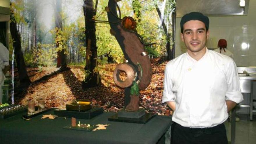 Álvaro Álvarez con la escultura de chocolate y las otras piezas con las que quedó tercero. / la opinión