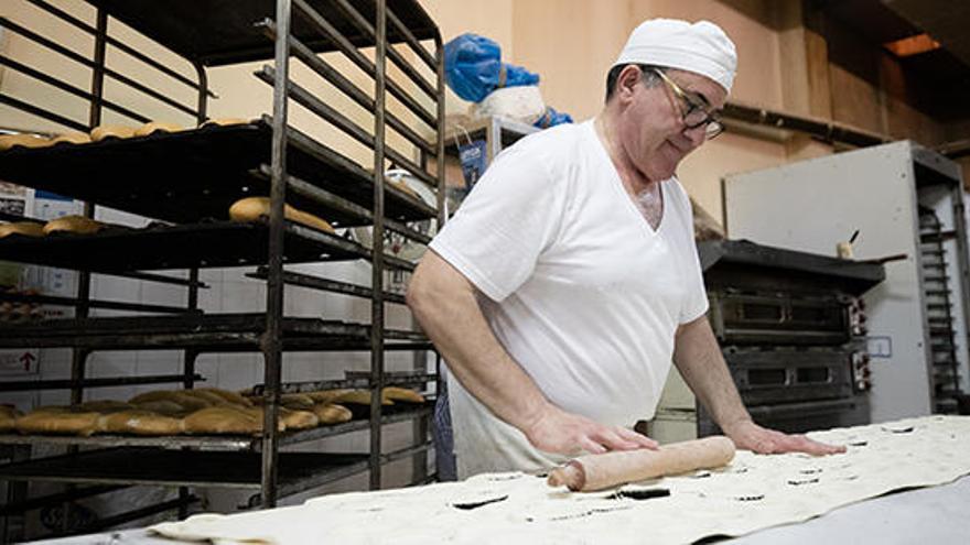 Panadero elaborando pan de manera tradicional en la panadería Can Vadell.