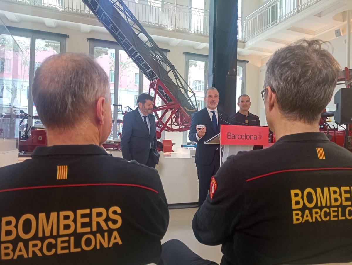 Collboni amb un detector de fum durant la presentació del pla