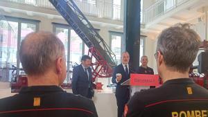 Collboni con un detector de humo durante la presentación del plan