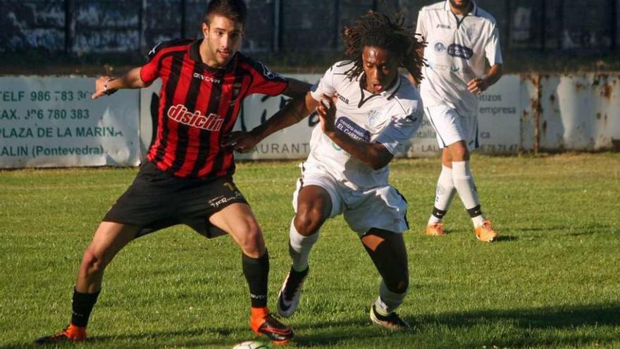 Un lance del encuentro que disputaron ayer el Lalín y el Ourense CF en el Cortizo. // Bernabé/Luismy