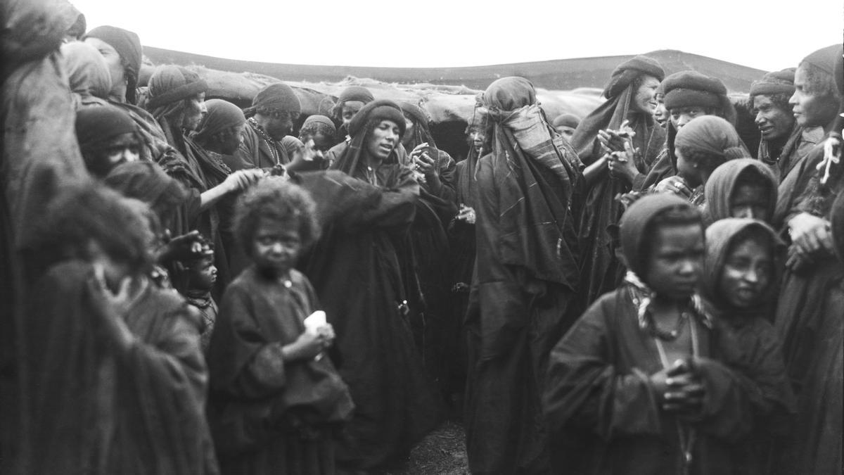 15_Dones beduïnes ballant a Tulaylat al-Ghasul 1929.jpg