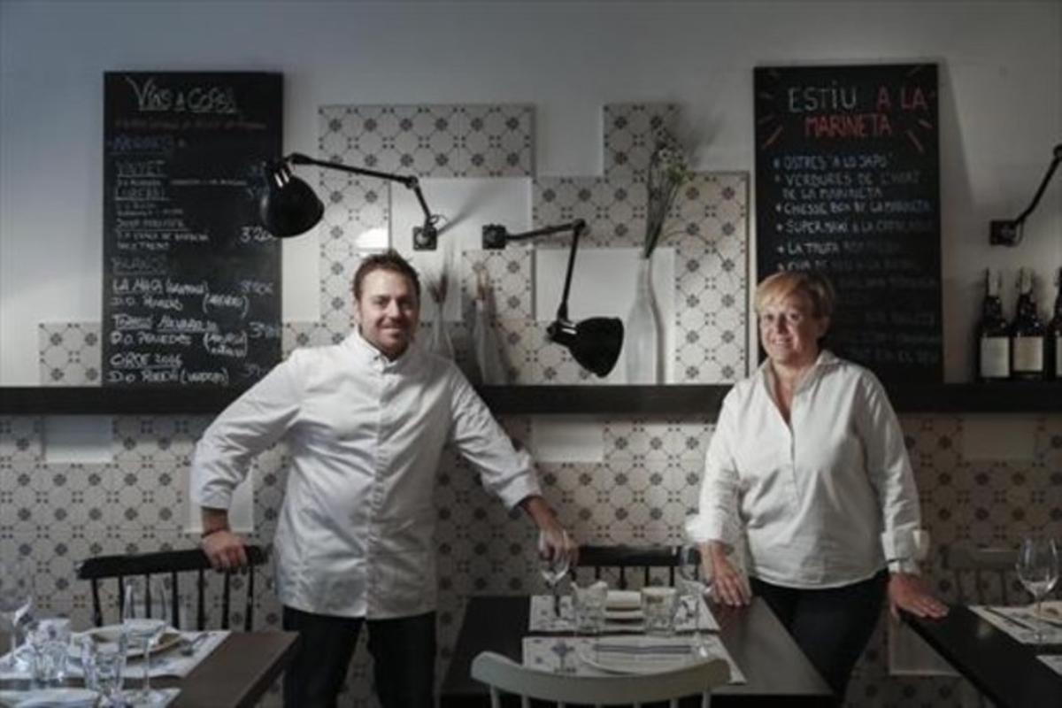 El xef Pere Patuel, amb la seva mare, Marina Codina, que porta la sala de La Marineta.