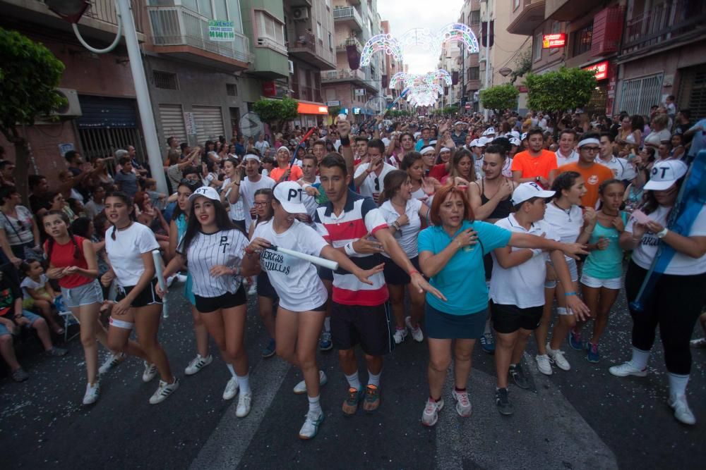 Desfile colorido de las comisiones en Elche