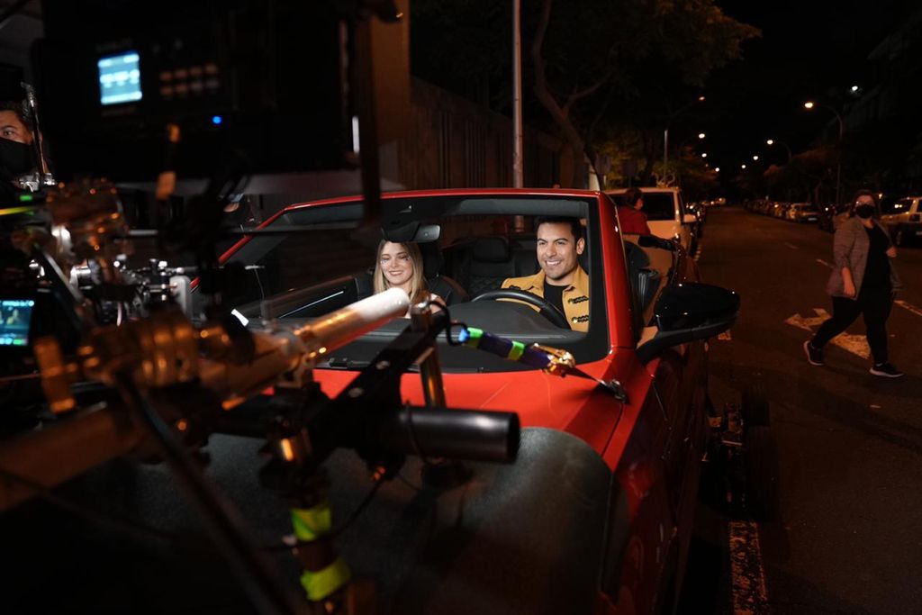 El cantante Carlos Rivera graba con la reina del Carnaval la gala de las guardianas