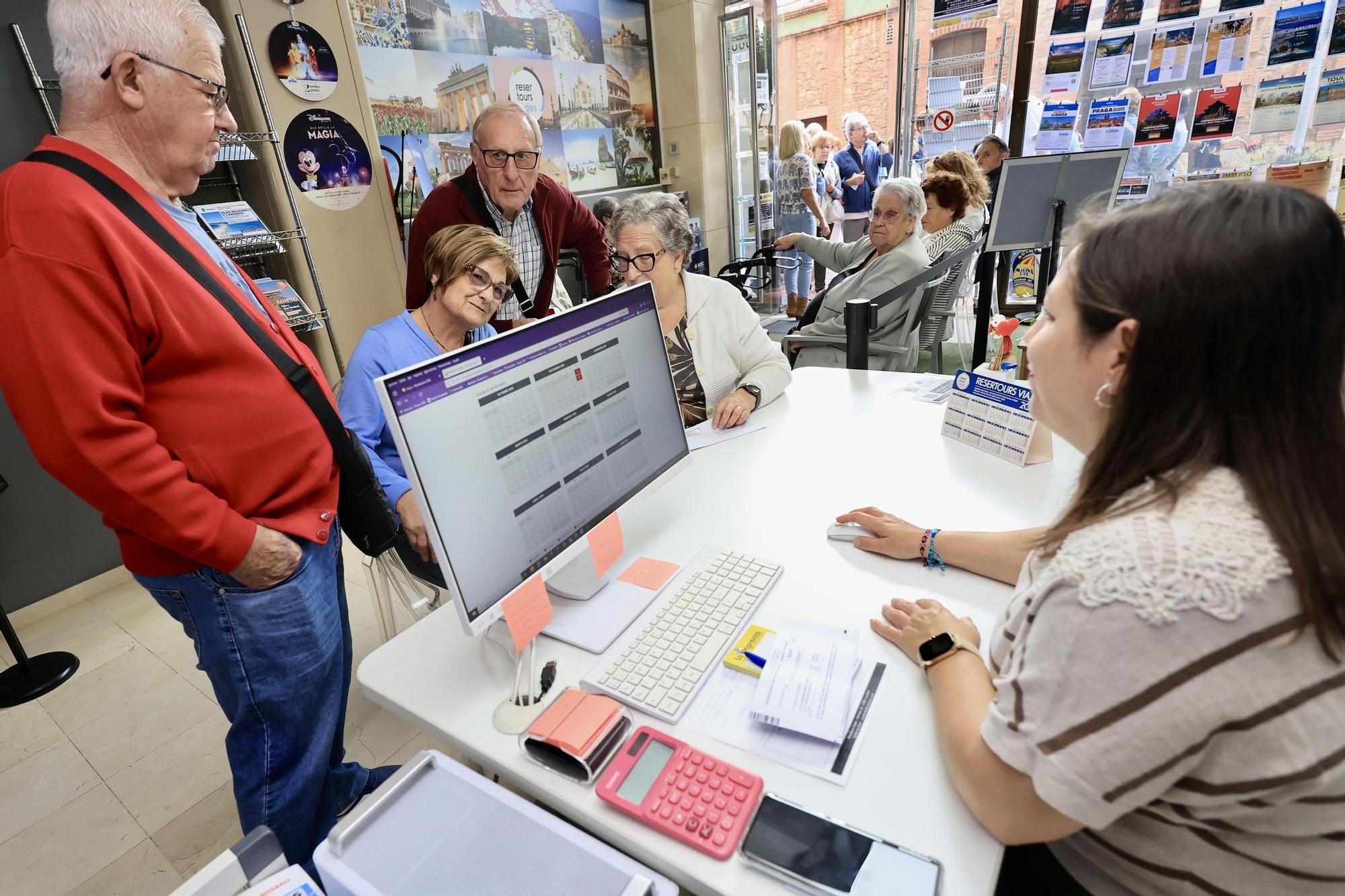 Alud de jubilados en las agencias de Castellón para 'cazar' un viaje del Imserso