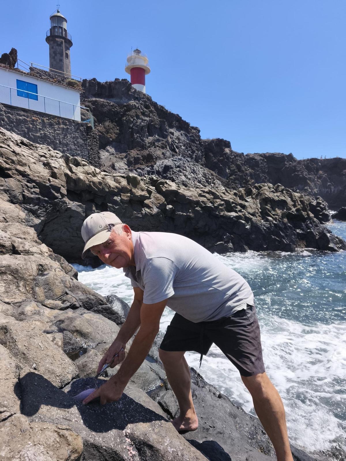 Preparando el pescado a los pies del Faro de Fuencaliente.