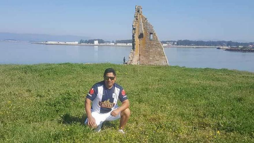 Miguel Lumbres, con la torre de San Sadurniño (Cambados) a sus espaldas