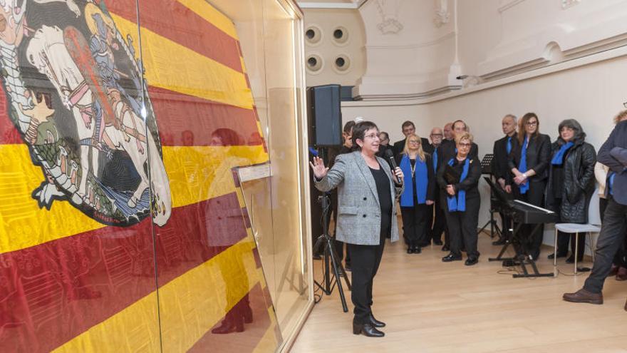 Rosa Serra, amb l&#039;estendard en la inauguració de l&#039;exposició a Manresa