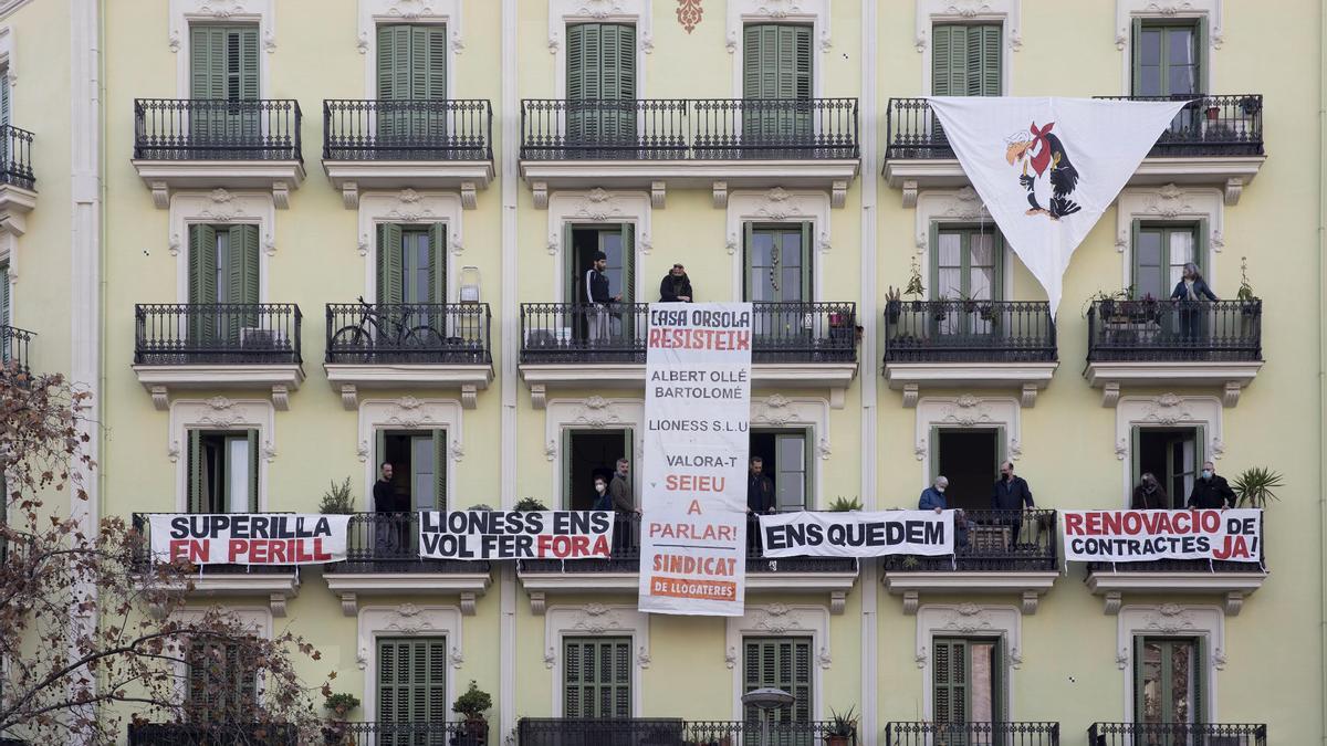 'Sindicat de llogaters' y vecinos protestan por la compra de la Casa Orsola a cargo de un fondo de inversión