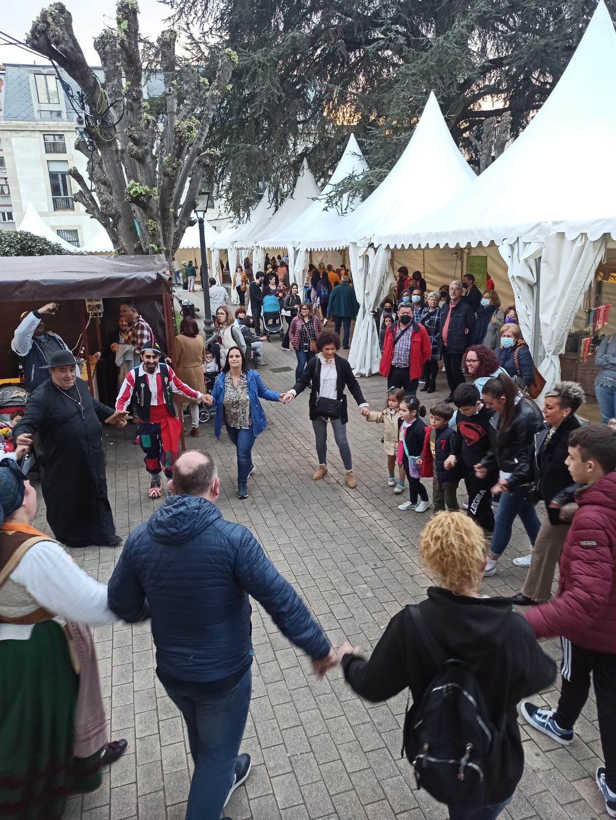 La Pola vuelve a cogerse de la mano: así se bailó la danza prima