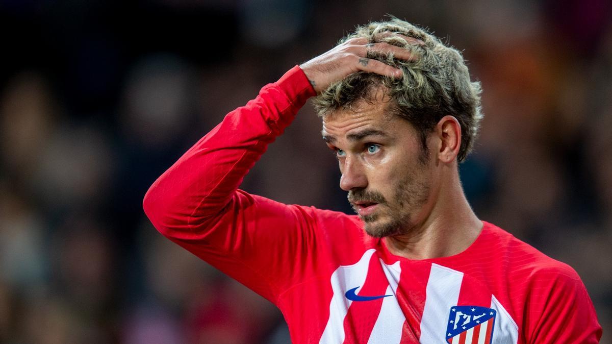 Griezmann, preocupado, durante el Barça-Atlético en Montjuïc