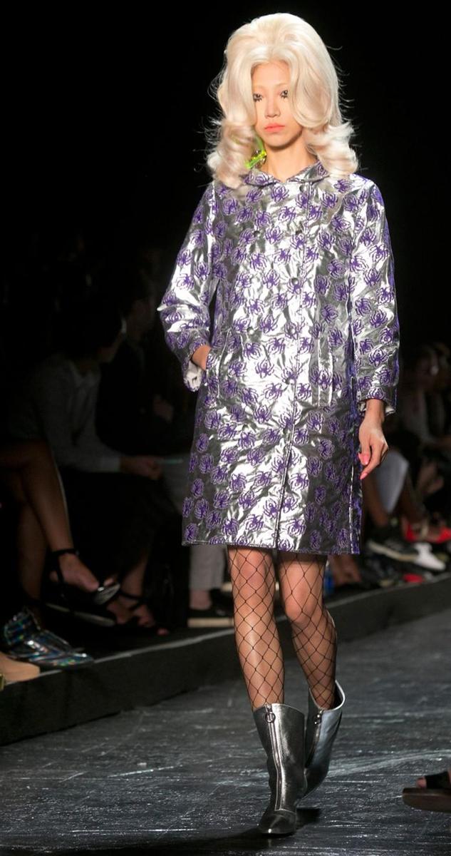 Nueva York Fashion Week: Jeremy Scott, vestido con destellos platas