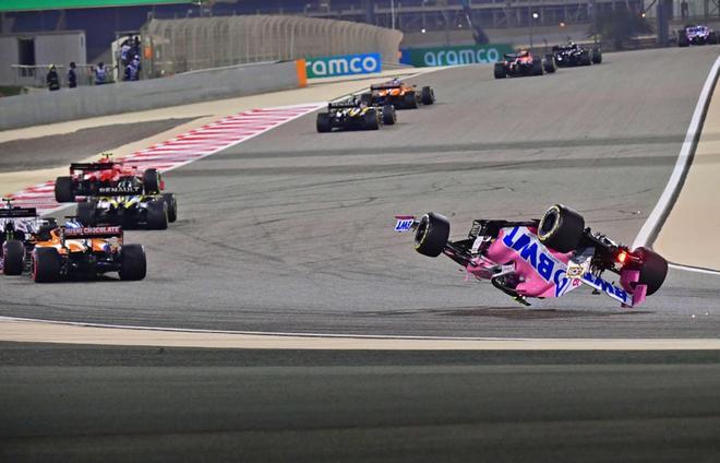 El piloto canadiense de Racing Point, Lance Stroll, se estrella durante el Gran Premio de Fórmula Uno de Bahrein en el Circuito Internacional de Bahrein en la ciudad de Sakhir.